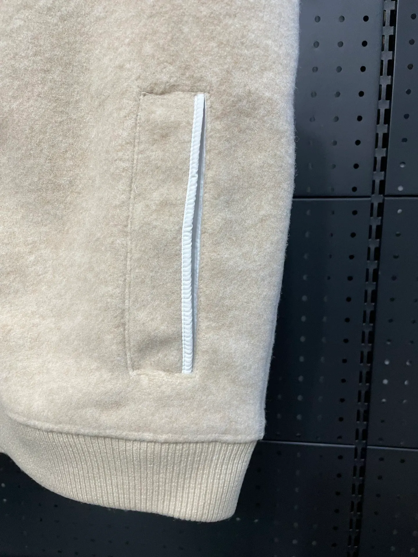 P600 Khaki CANADA GOOSE/Canada Goose Autumn and winter couple's fleece vest jacket 🔘Color: Black Gray Khaki Highest version Original fabric High version High quality) ⚠All details Fabric accessories craftsmanship (all 1:1 verified) (The owner is a "detail monster" so the goods he makes also pay attention to details) 1⃣ Distinguish the wrong version of the market goods: all go single line ❌ Our genuine 1:1 special machine presses the line (high requirements for machine workers) 2⃣ Differentiates the market from drawings and making goods. Fabric color difference is too big. You get what you pay for, not fast food. 3⃣ Differentiates the market from low-end versions to receive labels, hang tags, and wash labels. All our accessories are custom-made (approved level) 4⃣ Differentiates the market from the detail-free workmanship❌ Our workmanship: neckline, shoulder line, armholes, cuffs, hem (In order to increase the cost, we must also restore the original product: yoke taping, double needle threading🔍) Size: S-XXL